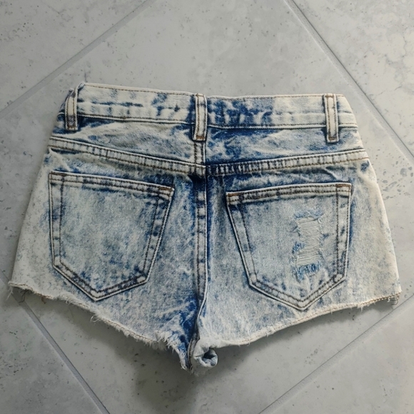 Forever21 size 24 cheeky denim shorts - Picture 2 of 4
